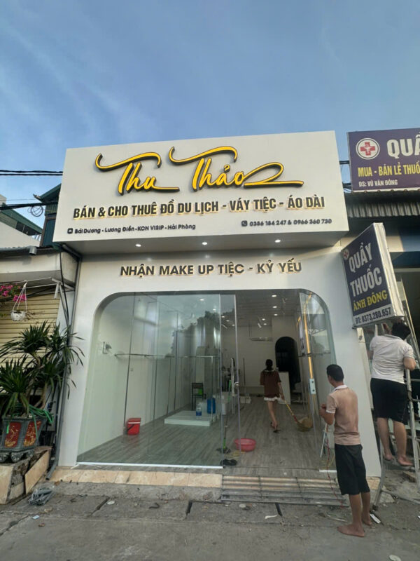 Biển LED shop quần áo Hải Dương nổi bật vào buổi tối sau khi hoàn thiện.