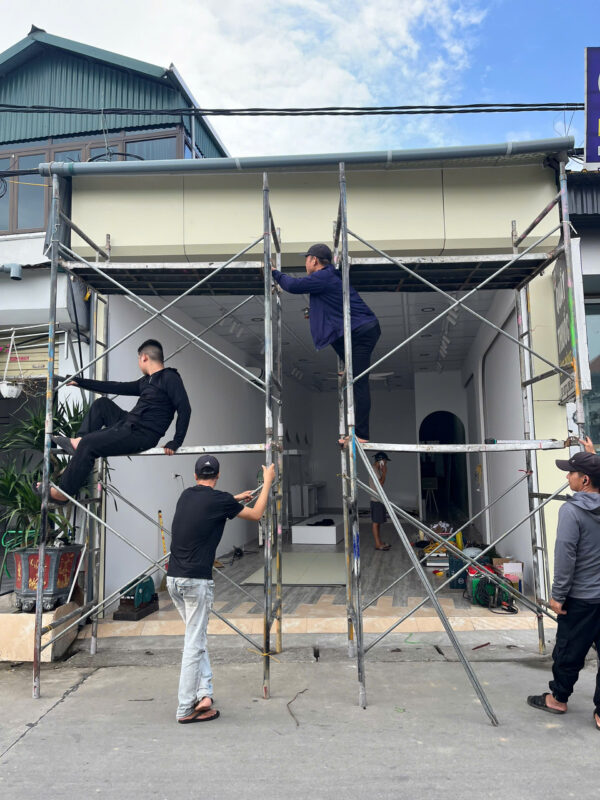 Chuẩn bị vật liệu Aluminium thi công biển quảng cáo shop quần áo Hải Dương.