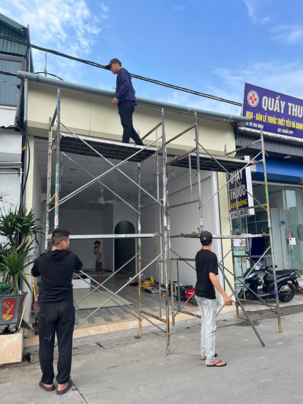 mắc dàn giáo chuẩn bị thi công biển quảng cáo shop tại Hải Dương