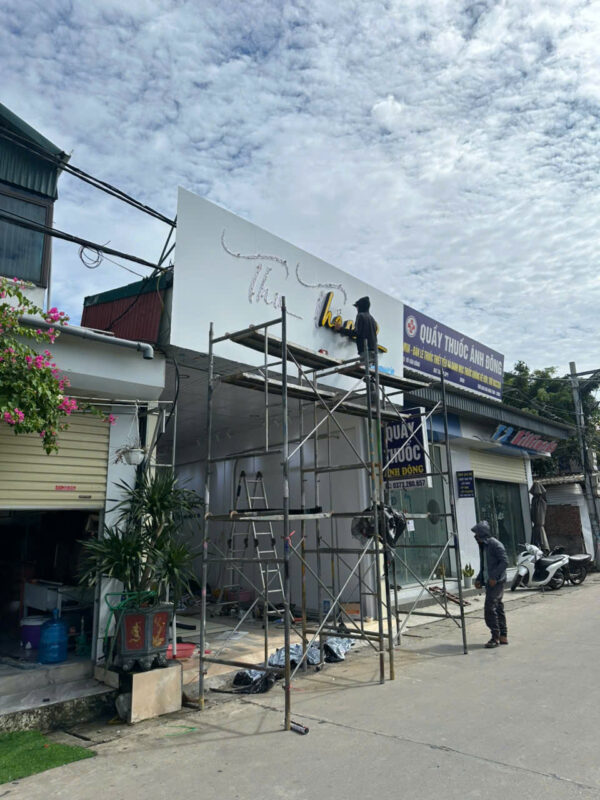 Thi công ốp mặt dựng Aluminium cho biển quảng cáo shop quần áo Hải Dương.