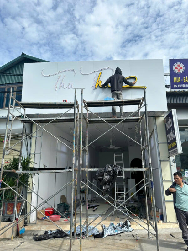 Thi công chữ nổi mica trên biển quảng cáo shop quần áo Hải Dương.