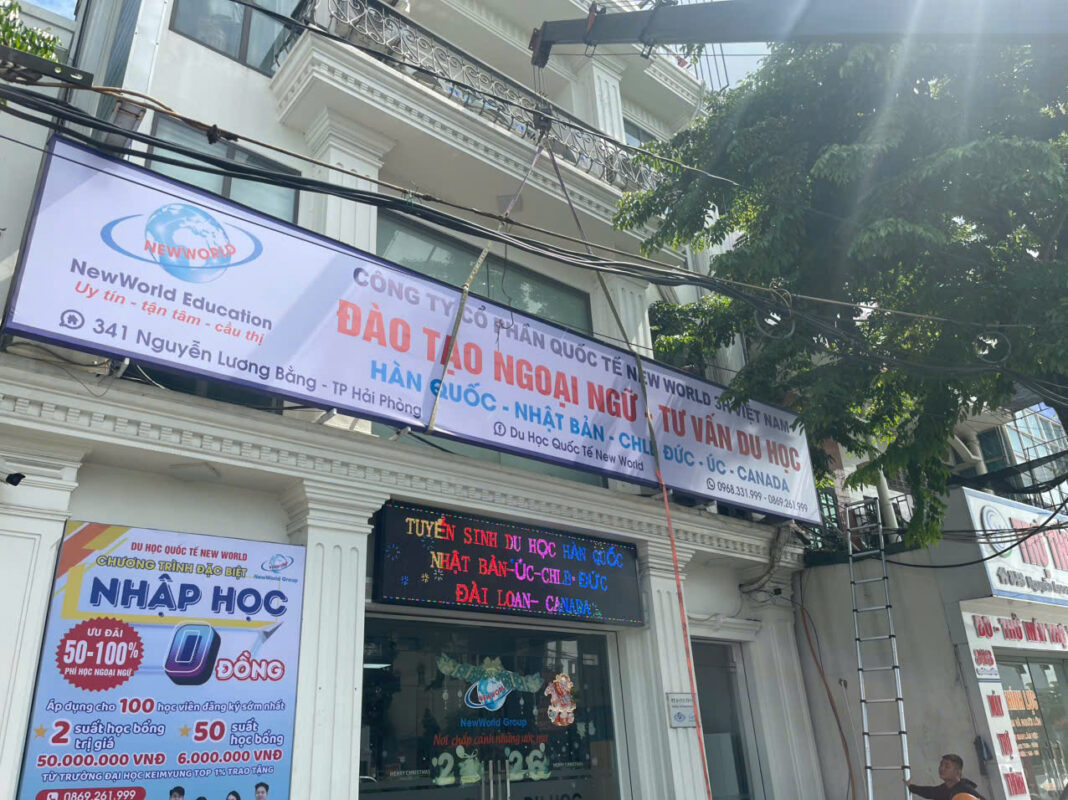Cấu tạo tổng quan mặt trước của một tấm biển bạt Hiflex hoàn thiện treo tại cửa hàng.