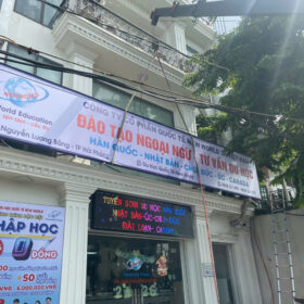 Cấu tạo tổng quan mặt trước của một tấm biển bạt Hiflex hoàn thiện treo tại cửa hàng.