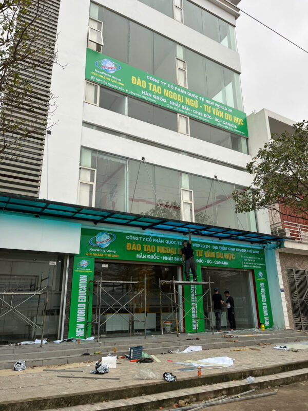Tư vấn nên lựa chọn làm biển bạt Hiflex hay mặt dựng Alu dựa trên nhu cầu thực tế của khách hàng.