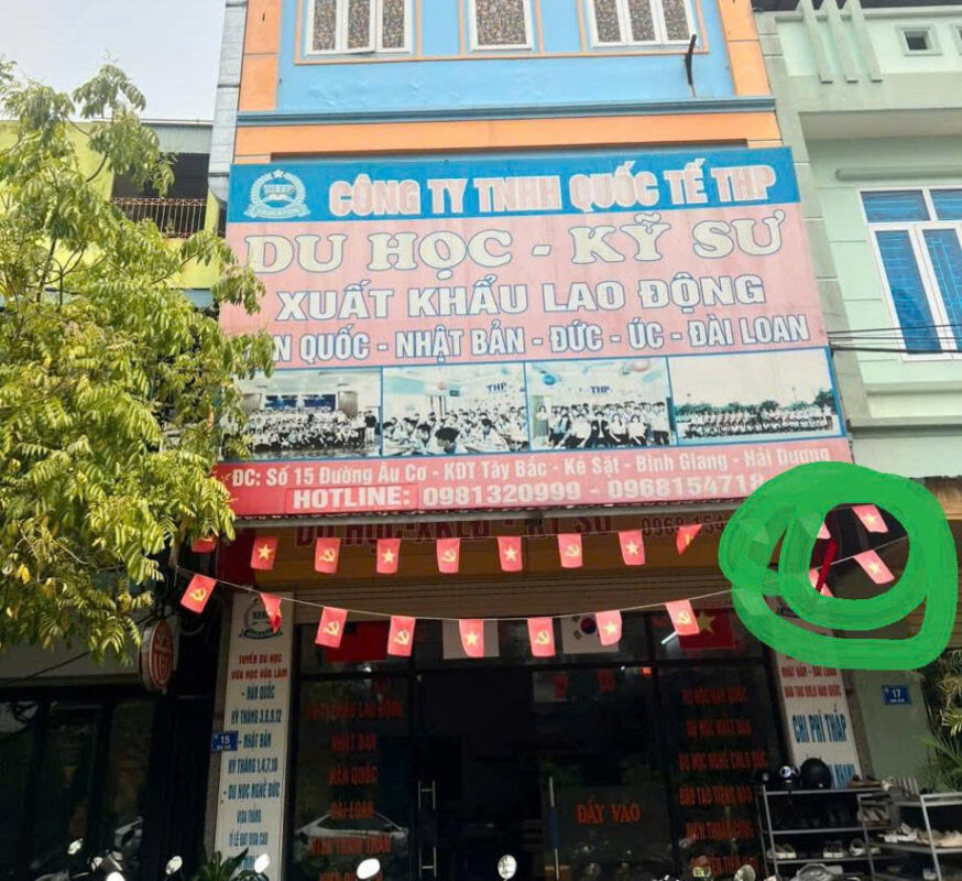 Nắng nóng, mưa lớn và gió mạnh có thể làm bạt Hiflex phai màu, giãn bề mặt hoặc giảm độ chắc chắn theo thời gian.