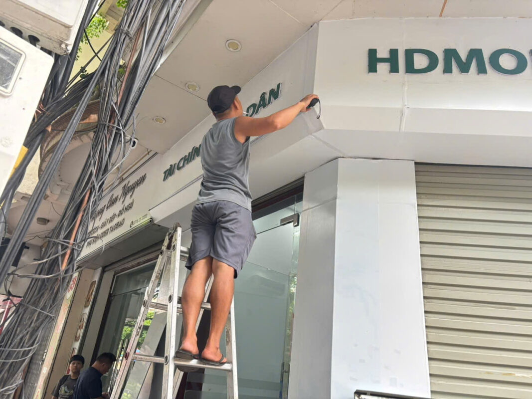 Chi phí thi công biển Hiflex được xác định theo độ cao, mặt bằng, phương tiện hỗ trợ và mức độ phức tạp khi lắp đặt.