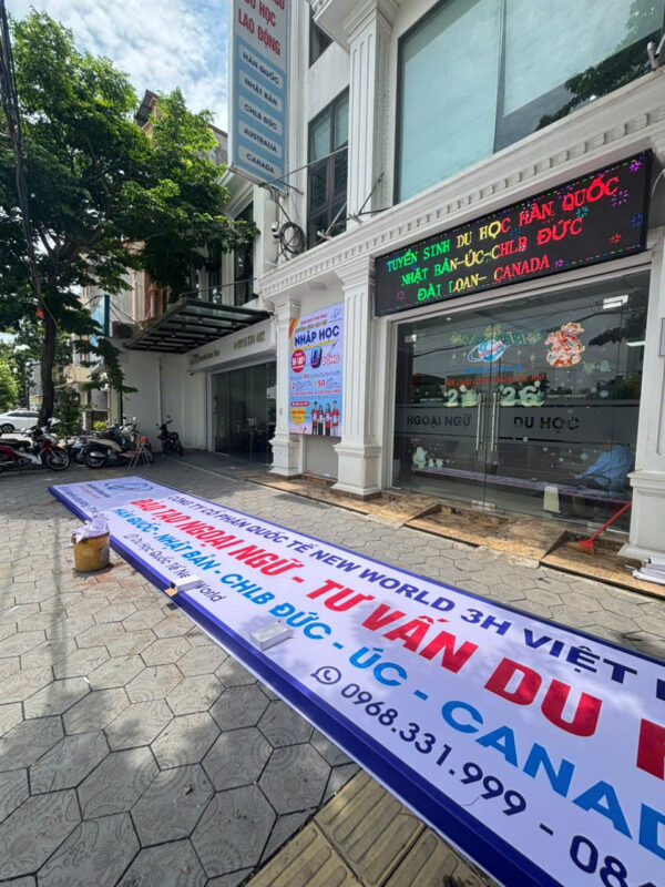 Minh họa công thức tính giá biển Hiflex dựa trên diện tích, vật liệu, khung sắt và chi phí lắp đặt.