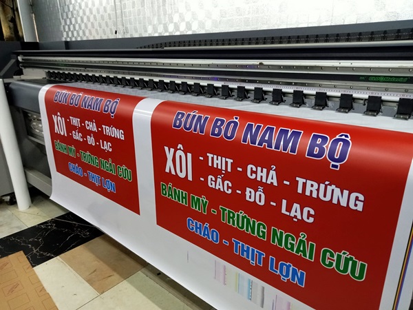 Cận cảnh độ dày và thớ thô chịu lực của chất liệu bạt Hiflex chuyên dụng in quảng cáo.