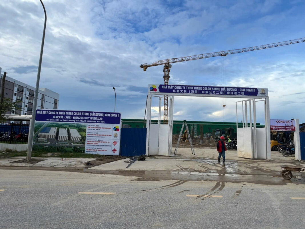 Công nhân thi công và cố định biển bạt Hiflex tại mặt tiền cửa hàng hoặc doanh nghiệp.