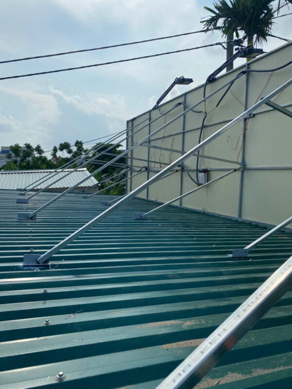 Giằng chống biển được hàn chắc chắn để bắn vào mái tôn