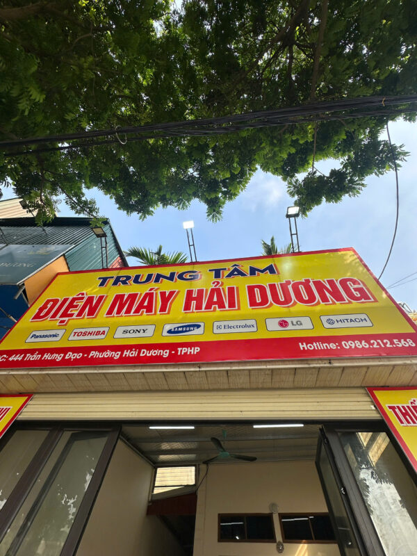 Bạt Hiflex được in nội dung quảng cáo bằng công nghệ in khổ lớn, màu sắc rõ nét.