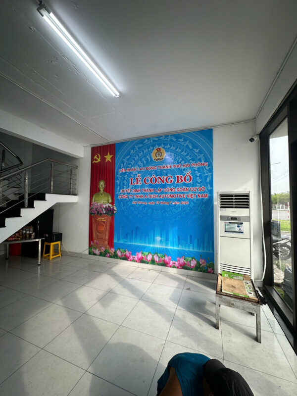 Mặt biển bạt Hiflex được thợ dùng kìm chuyên dụng kéo căng phẳng tuyệt đối vào khung sắt.