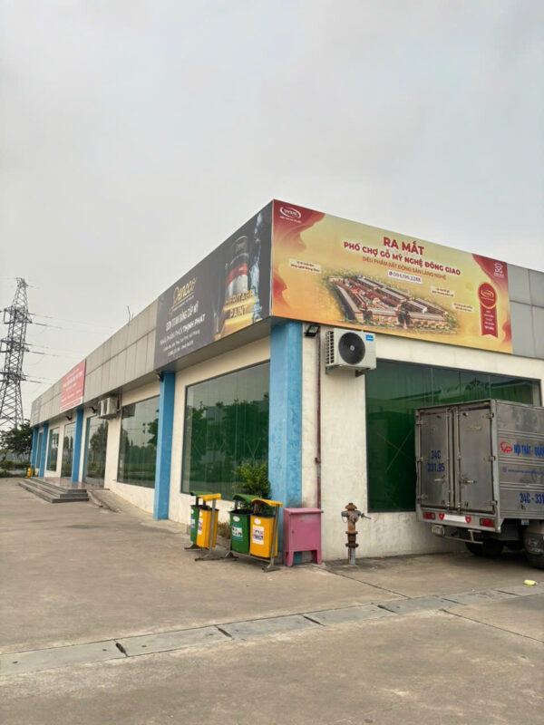 Cần đo đạc kỹ lưỡng vị trí treo biển bạt Hiflex trên tường.