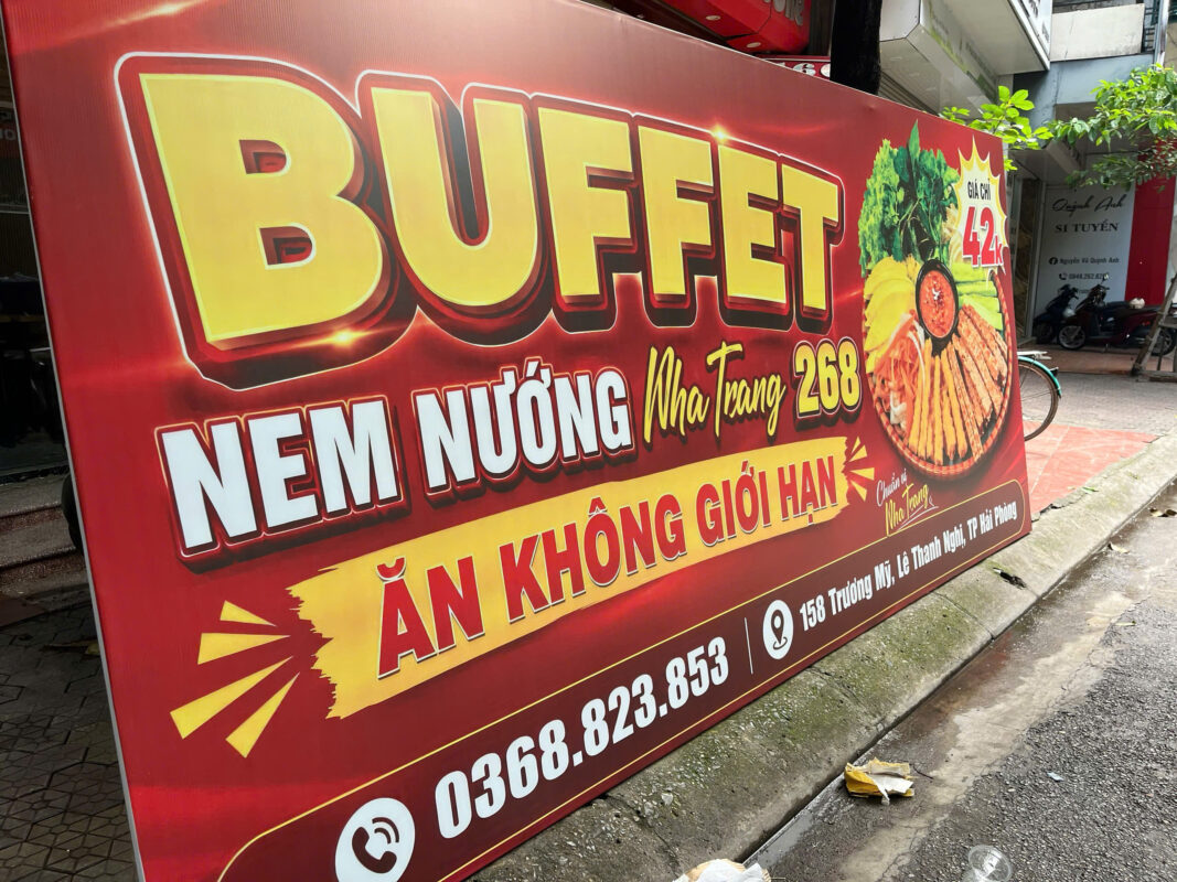 Màu in biển Hiflex cần đúng nhận diện thương hiệu, rõ nét và có độ tương phản tốt khi quan sát từ xa.