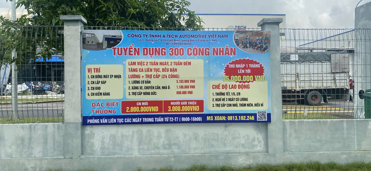 So sánh màu sắc trên file thiết kế máy tính với bản in bạt Hiflex thực tế ngoài đời.