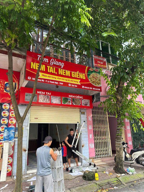 Mẫu biển hiệu bạt Hiflex căng khung sắt giá rẻ cho quán ăn bình dân, tiệm tạp hóa.