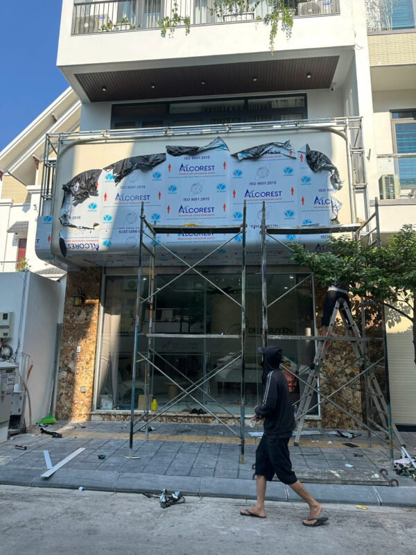 Biển Alu bị phai màu do thời tiết và ánh nắng