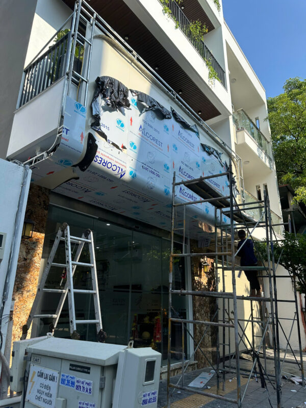 Biển Alu chịu mưa nắng khi lắp đặt ngoài trời