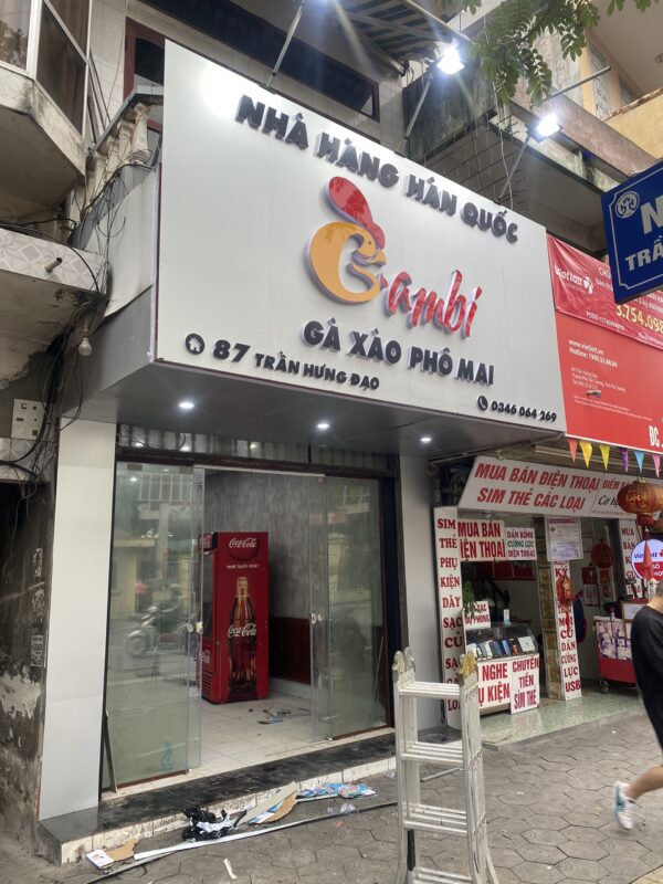 Biển Alu chữ nổi mica sang trọng cho cửa hàng