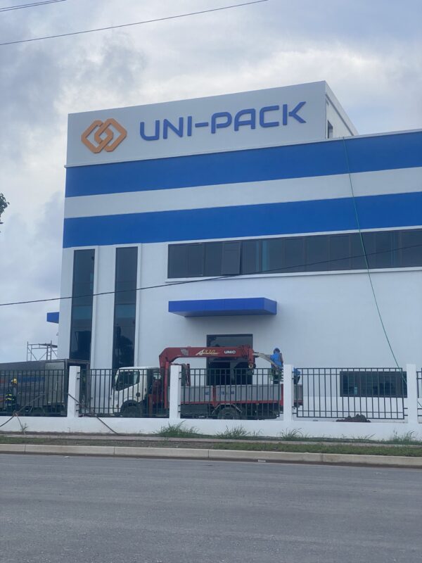 Biển hiệu UNI-PACK hoàn thiện mặt tiền nhà máy