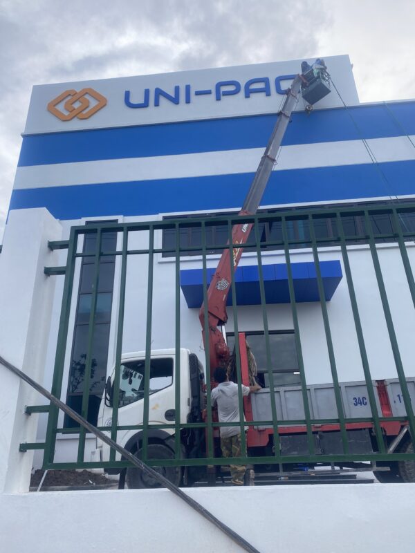 Đội ngũ thi công biển hiệu UNI-PACK tại Hải Dương