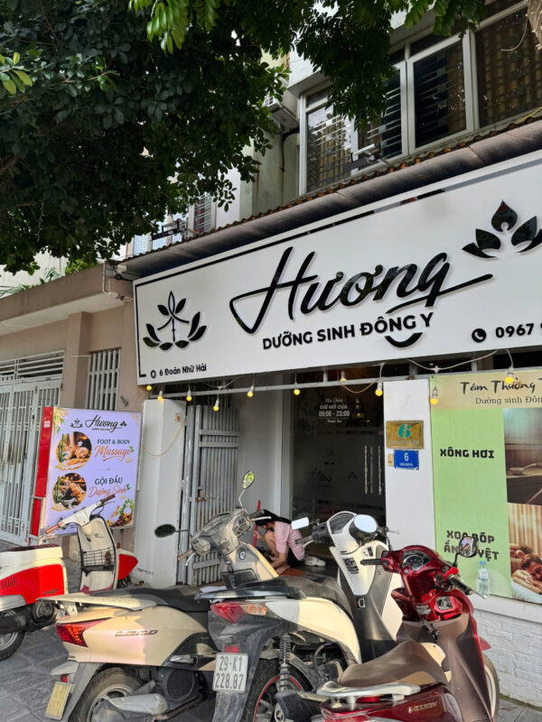 Duyệt mẫu thiết kế biển chữ nổi mica trước khi sản xuất