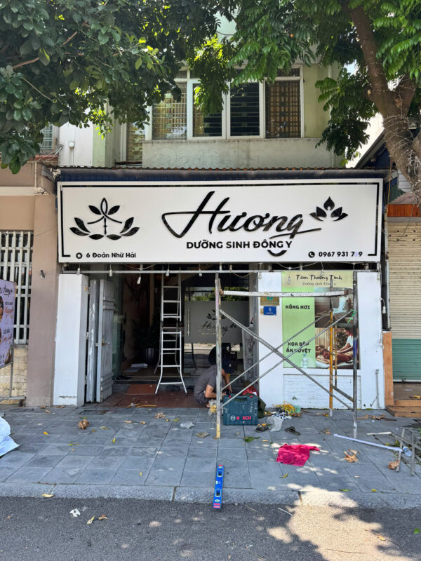 Kiểm tra chất lượng biển chữ nổi mica trước khi thi công