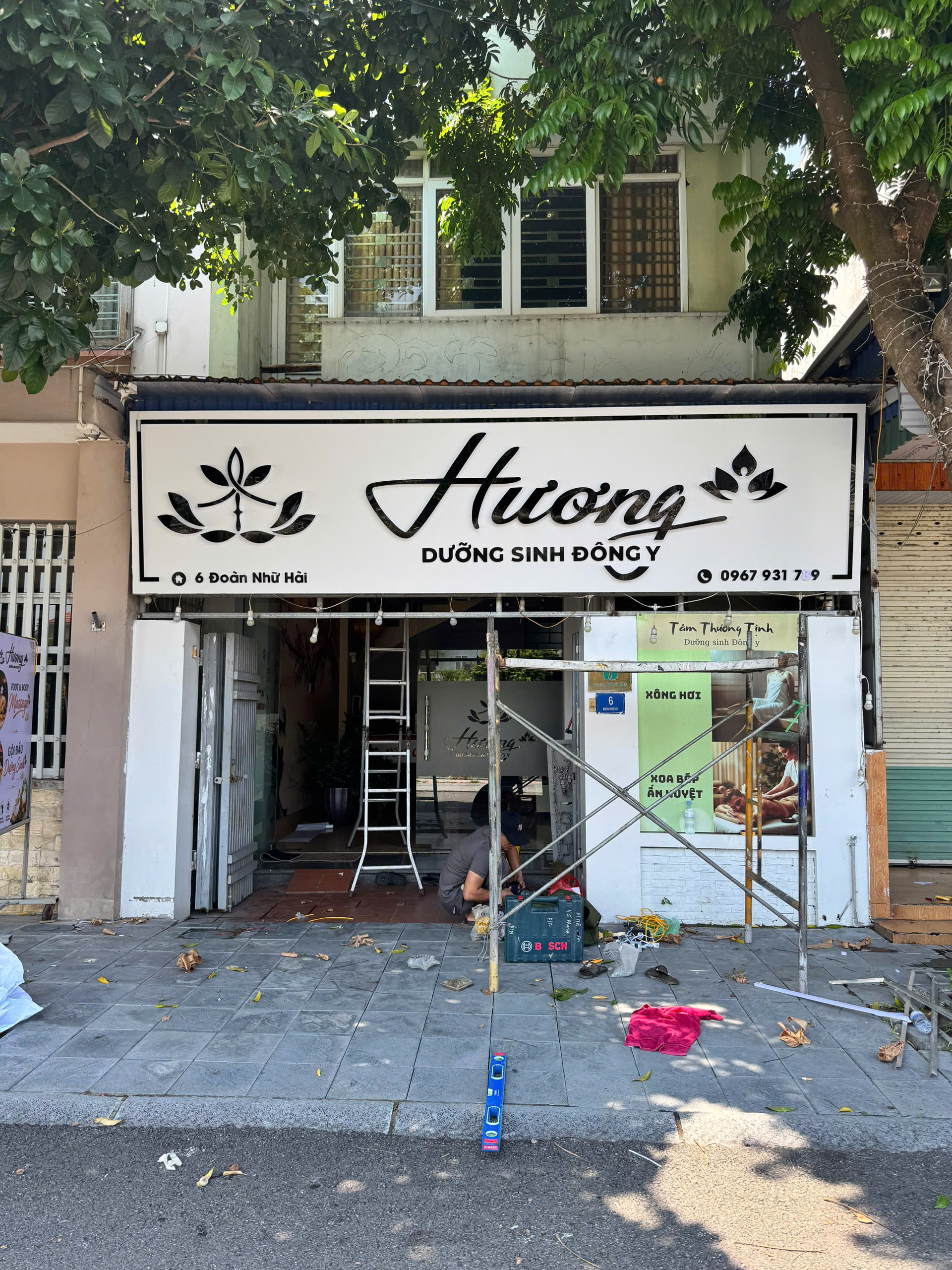 Kiểm tra chất lượng biển chữ nổi mica trước khi thi công
