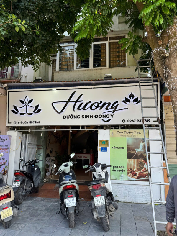 Lắp đèn LED bên trong chữ nổi mica quảng cáo