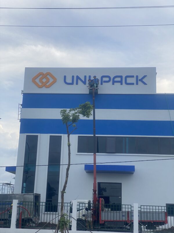 Logo và chữ nổi UNI-PACK trên mặt tiền công ty