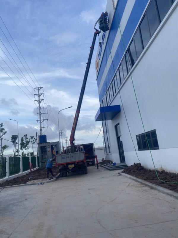Thi công biển chữ nổi UNI-PACK trên mặt tiền nhà xưởng