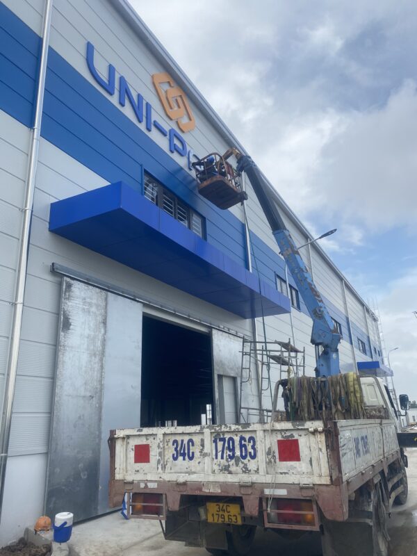 Thi công biển hiệu công ty UNI-PACK bằng xe nâng