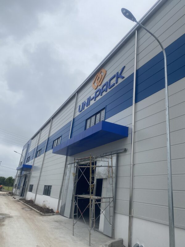 Thi công chữ nổi và logo UNI-PACK trên cao