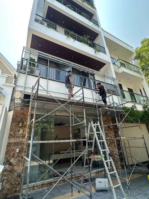 Lắp đặt chữ inox Hải Dương thẳng và chắc chắn