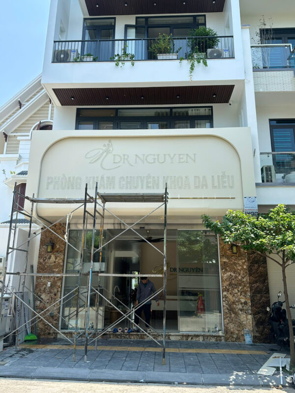 Xử lý keo chống thấm chân chữ inox ngoài trời